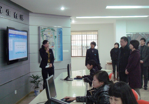 圖為馮力一行考察浙江省杭州市下城區殘疾人社區康復工作