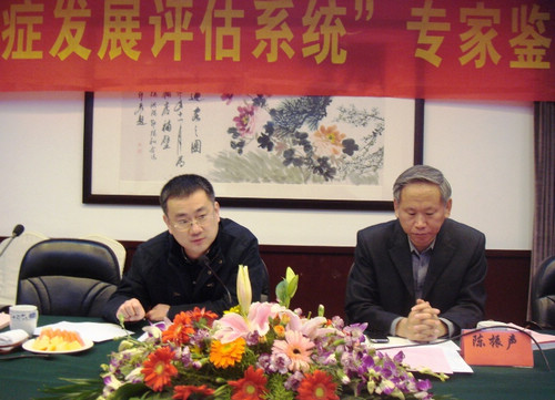 圖為中國殘聯康復部副主任馮力在會上講話