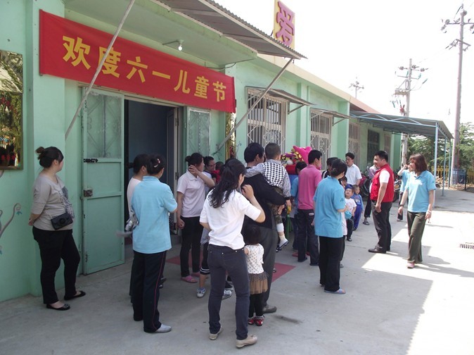 給家長們發放六一兒童節的玩具