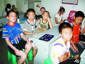 “超齡兒童”在聽課。 記者 何熠 攝