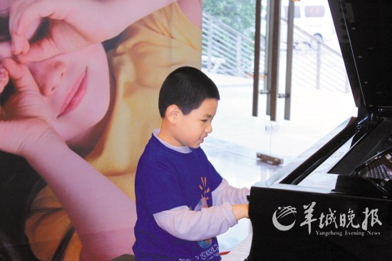 在慈善義賣上，這些孩子展示了自己的才藝