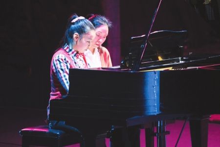 媽媽陪女兒上臺演奏