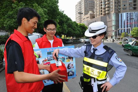 南明區開展“關愛自閉癥兒童”街頭募捐活動