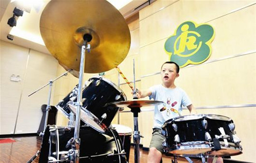 先天愚型患兒敲架子鼓用藝術改變人生