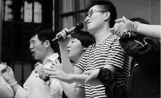 他們手拉手一起唱歌