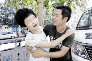 父女團聚，張先生將寶貝女兒緊緊抱住