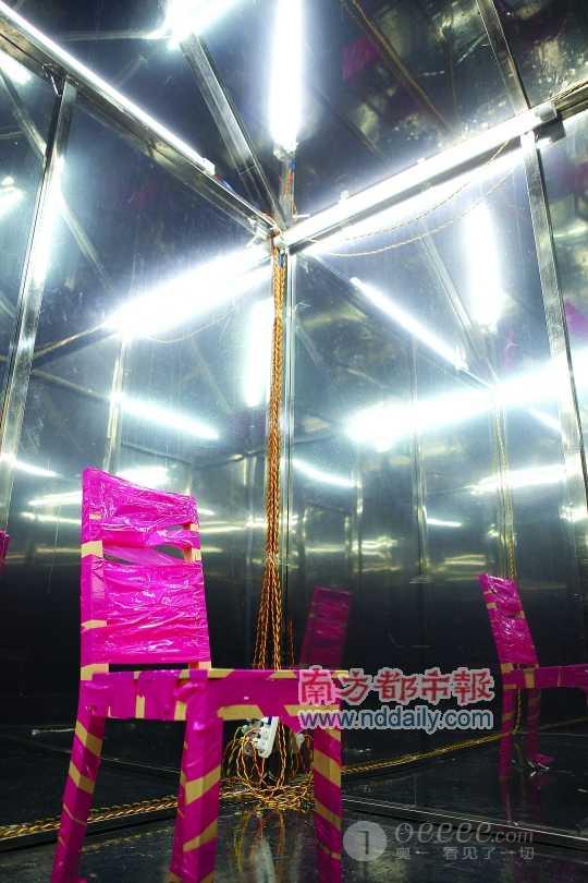 外面可以看到體驗屋內的一切，從里面卻看不到外面的世界