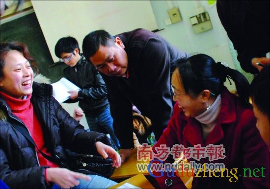 身穿紫紅外套的最“亮”星媽李女士(右)笑容滿面,有家長問:“她也是星兒家長?”家長會上和會后,很多家長圍住李女士“取經”。
　　