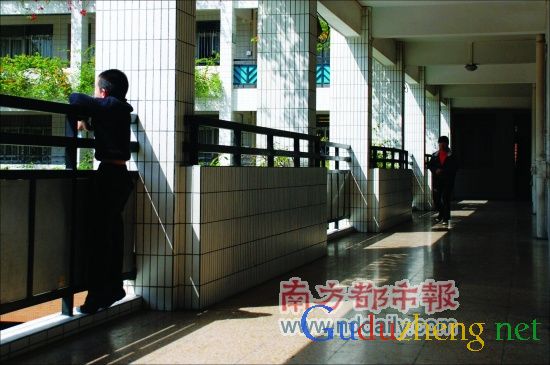 　　家長會會場外,一個星兒獨自趴在走廊欄桿上。