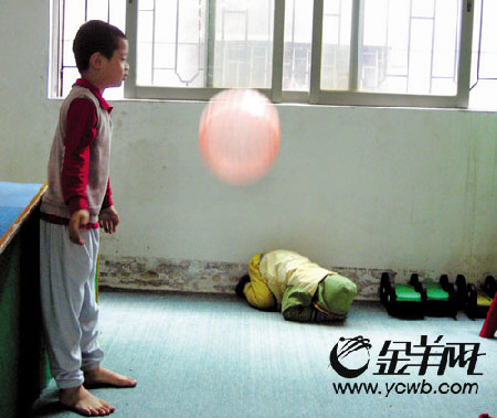 孩子“自閉”，媽媽默默流淚